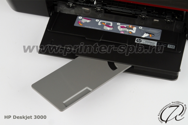 Нижний приемный лоток: удерживает бумагу, поступающую из принтера HP Deskjet 3000